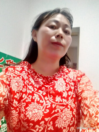 面料很柔软，款式很新颖，穿着很舒适很凉快，颜色很艳丽，很漂亮，别人都说穿上这件衣喜欢年轻十岁，超喜欢很满意！