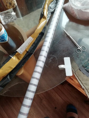 这件窗户磨砂贴膜很厚实但又不失柔软，这样又厚又软的贴膜贴在玻璃上很好贴，贴上了也很好看，最棒的就是效果了：很大气，立马有自我空间变自由变宽敞的感受，这是很不错的感受，就像在单位升了分到大些的办公室一样。哈哈，美美的。。。再是商家很贴心送了刮板和小壁纸刀都很实用，满意的一次购物，点赞！