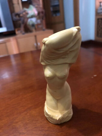 做工一般，雕刻不够精细，体例也不够般配。