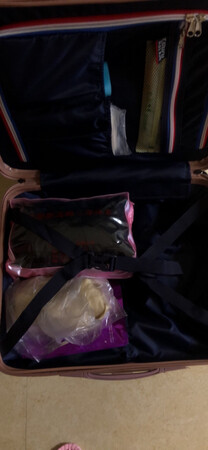 宝贝收到了，超喜欢?，物流非常快，快递小哥服务又好！下单的时候与客服，担心出门前收不到，客服也很耐心，保证我周六前收到，准确无误的收到了，非常感谢?箱子轻便，质量也不错?，用一下再来评，一下买了两个，送朋友一个。