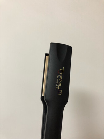 这个牌子还蛮好用的 夹出来自然蓬松 就是没有防护 贴近头皮会烫到不能呼吸? 坚持的时间不知道是不是因为齿距太宽而保持的时间不长 不如pritech保持的时间长 宣传自带精油护发 烫完头发还好 摸着不干枯 这俩价格都差不多 不贵蛮便宜的 就是希望用久一点叭