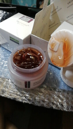 有一股挺大的红酒味道，个人不怎么喜欢喝酒，味道勉强能接受，不过期待他的效果