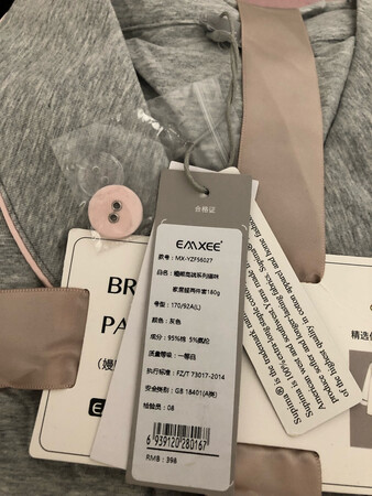 买了几次的孕妇睡衣，都不满意，这一次拿到手真的很惊喜～其他品牌的都没办法比啊～包装真的是很好看，面料也很柔软，偏薄款，宽松舒适，在家里穿很合适！关键是裤子设计很科学，躺下来把调节扣解掉也不会硌，非常亲肤舒适，柔软顺滑。喂奶的设计也很科学，没有扣子，不然很麻烦，开口大小也刚好，真的值得推荐！