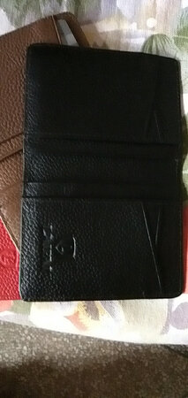 皮夹质量不错，价格实惠。是真皮皮质的。放上银行卡挺好的。做工还不错。