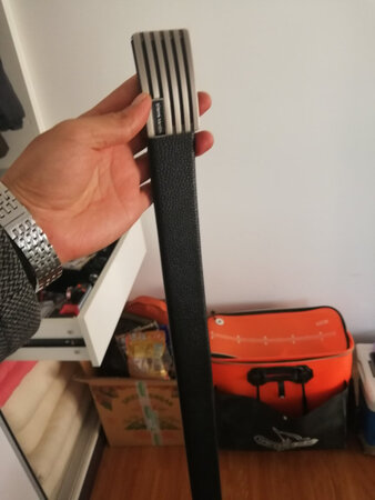 皮带收到，剪了点下来火烧，是真皮没有错。配我原来的皮尔卡丹皮带扣太喜欢舍不得丢弃，配上刚刚好
