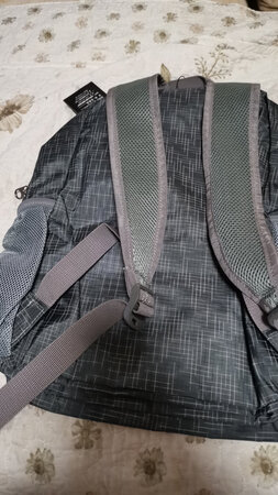 质量很好，造型漂亮，设计精致，大小适中，材料柔软不勒肩膀。