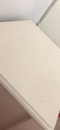 严重掉毛掉色，第二天起床洗漱，洗手洗脸洗头水都红了，一个晚上床头柜上就这么厚的红色毛呢；这是一次非常不开心的购物
