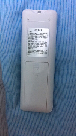 万能遥控器很小巧，送了两节电池，试了下很灵敏，家里是奥克斯的很老的空调都很快适配了。京东送货快，物超所值！