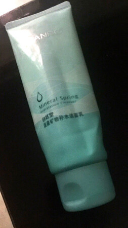 在这家店买了很久了，是正品，质量是可以保障的，没吃店家还会送一个小样品和一贴面膜，真的很好呢，我的家人都在用这款洗面奶，效果很不错，以后会继续在这家店购买的，希望购买的人越来越来，相信自然堂的牌子，祝店家生意越来越好。