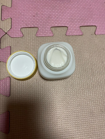 非常nice，快递包装完好，没有任何污损，瓶身堪称一件绝妙的艺术品，膏体雪白，淡淡的散发出宜人的清香，抹在脸上，瞬间吸收，润润的，不油腻，保湿性强。