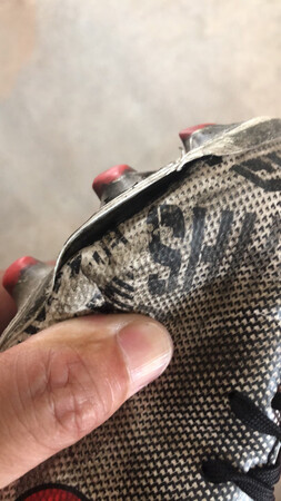 鞋子质量太差，说是正品，我看就是冒牌假货，孩子穿了没有一个月就开胶了，说是不能退换货了，给我返修，结果修回来没有几天就又坏了，比上次还严重，现在要求给我换货或者退款，商家说了超过一个月了，我真是无语，