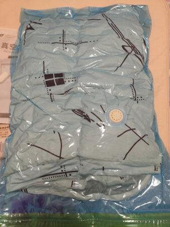 密封效果：用了两天这个压缩袋，还不错没发现问题，很紧实。
容量大小：特大号的立体袋能装两床冬被还有空余，小号的也能装一床空调被，枕头都能装下，还没使用完，整体容量都挺大。
抽气体验：这款收纳袋子是免抽气的，之前都是用的需要抽气的袋子，确实方便很多，坐上去排气也省力。
商品质量：常好！质量有保障，还能反复使用。
厚薄程度：做工也好，买过其他牌子的袋子很硬很脆特别容易坏，太力家的压缩袋厚度合适，来回扯都没事。
适用场景：换季的衣服被子啊都能收起来，衣柜里容量大了，小孩子的衣物抱被毛绒玩具统统收起来了