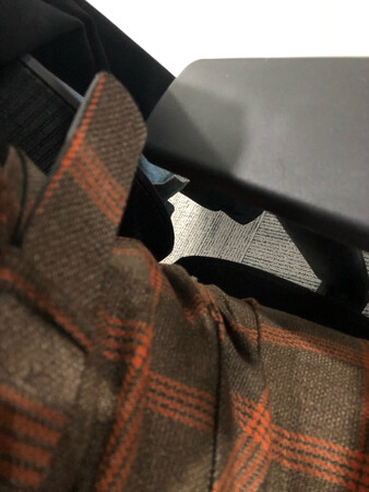 衣服款式还行，但是质量一般般，腰带太次了，划衣服，而且扎着，也就值这个价