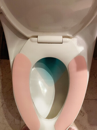 冬天粘上这个再也不怕马桶垫凉了，黏贴方便