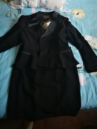 衣服面料很厚，版型很好，京东产品还是信得过的。赞??