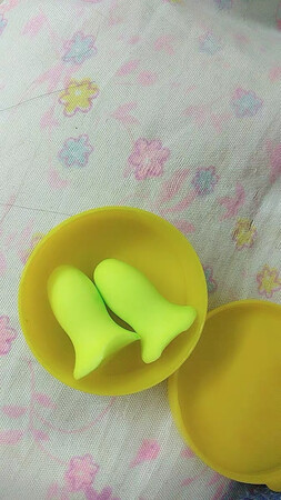 作为一个重度安耳悠耳塞依赖用户，相信谁也没有我更有发言权了用了不下10盒安耳悠了，真的非常好用，绿色适合小耳道的人，因为比较细小，所以相对舒适一些，但降噪能力也是最弱的，我一般在家里晚上睡觉的时候戴，橙色的粗细适中，非常柔软，是＊＊常佩戴的最多的一款，炫彩的是第一次买，暂时还没用，但手感上较橙色更为硬一些。想通过耳塞将噪声尤其是巨大的呼噜声，巨大的音响声完全降除是不可能的，只能做到减小噪声，将声音降至可以接受的范围~耳塞是易耗品，大概一个月换一对吧，不要指望洗了之后还能恢复原来的柔软程度