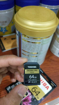 索尼a73上raw超精细格式，可以拍1180+张，4k可以录一个多小时?了，毕竟128g的价格要翻番，写入速度260m的最最性价比就是这款，闪迪，雷克沙要698+，索尼的更贵，双十一价格也就便宜20块，会员的全品类券也用不了，应该是比较便宜的价格了