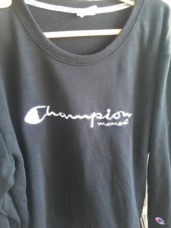 衣服穿了好久了，质量绝对赞，儿子很喜欢，穿起来很舒服是纯棉的，大小合身，很好哦！洗了几次也没有褪色，不错，京东商城物美价廉品质保证