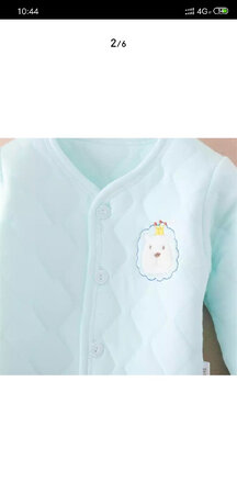 产品材质：衣服很柔软，很亲肤，穿起来很舒服，很贴身
尺码大小：尺码很标准，我宝宝六个多月，穿80的刚刚好，很不错
上身效果：衣服裁剪很得体，穿上了很洋气，很合身，颜色也很正，非常好！
其他特色：性价比很高，一点也不贵，非常适合这个年龄段的宝宝，穿几天就要换大号的了，厚度也刚刚好，很适合秋天穿，真的不错！！！