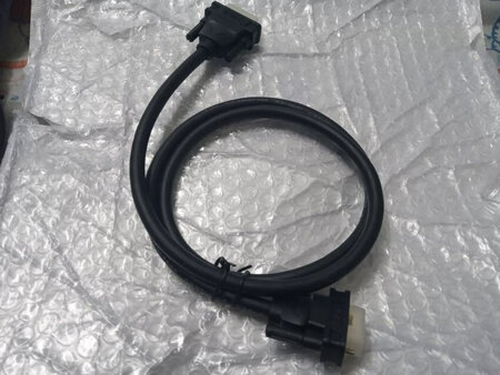 但是买了一个台式机，但是接口的线一直没有买到电脑到了之后，去楼下买了两次数据线，结果型号都是错的，全部都浪费了，幸好在京东上看到了很快当天早上到了，现在已经连接上了，完美拯救了我们的电脑。很方便给京东一个好评呀。这根?的质量还不错。数据线感觉质量非常不错。颜色和做工都非常好，这个质量应该很不错，至少的话可以屏蔽噪点。这种线要比原来的效果好了很多，而且现在感觉也非常不错。总的来说是非常满意的一种线。长度以及柔韧性都非常好满足各种日常可以使用。而且这个牌子也非常值得信赖。。