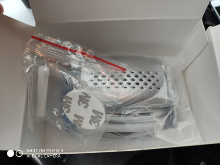 一起买了香水和补充液，香水瓶外形颜色不错安装也很方便，放在车里感觉味道很淡，需要味道重的可购买其他味道试试