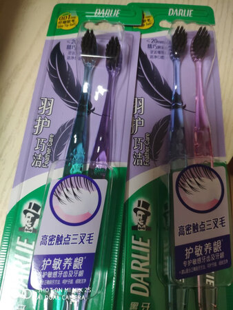软毛的，握着轻盈，效果还可以，一下子买了两套，够用一年了