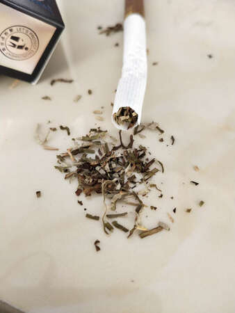 这个是烟？我是瞎了眼不去看评论，全是木屑，抽一口就要命的那种，要知道这样的，送我都不要，大家别买，**来的，，，，，这个店家先死一个户口本给上当的人助助兴，物流也是**慢，四五天到货，