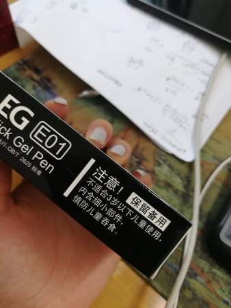 0．5mm的**头签字笔，用起来感觉不如不上**头的。书写流畅度欠缺了一些。
包装没有那么花哨，很普通的。一盒也是12枝，不知道耐用度怎么样。
物流真的好慢，我差点以为我买的是啥宝藏了。一盒笔居然要走4天的快递，怕了。
