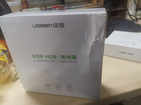 里面没事，外观不太美丽了。双十一比较忙，也体谅，希望下次购物完美。绿联的东西还不错，这款有额外供电，对于机箱usb比较弱的情况非常适合。前端有能放手机的地儿，回头试试看。双十一有活动，购物挺划算的，比平时要优惠一些。弄了半天，京东双十一的活动力度比~大多了。又这么快的物流速度，支持京东！