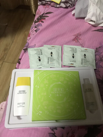 东西收到了，今天用了防晒，是正品，还有店家送的礼物，面膜也非常好，下次还会再买.