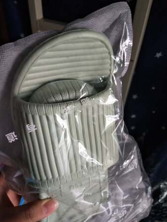 外观颜值：纯色很满意，喜欢这个绿色。款式简单
材质手感：很轻巧，不是吸水的材质，洗脚洗澡很方便。
舒适度：十分舒服，在家在卧室穿不会出汗
尺码大小：刚好，很合适
做工细节：没有瑕疵
其他特色：包装完好，价格实惠
