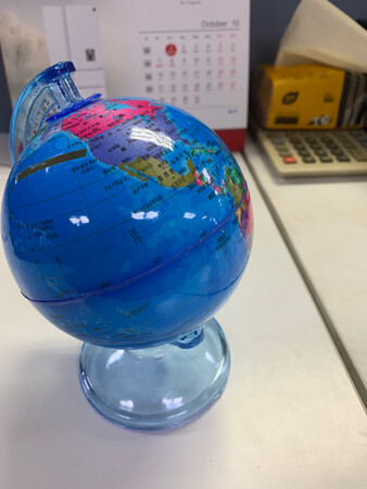 太粗躁，质地很一般，地球仪也小了一点！