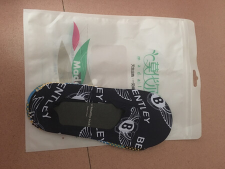 袜子穿上很舒服，挺凉快的。