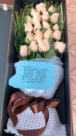 节前下单超实惠，花很新鲜送货及时，送老婆的她很开心，有需要还会再来。
