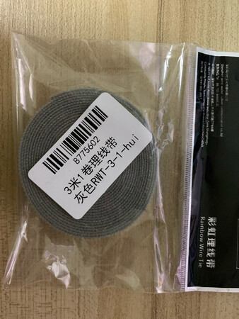 如果是刚买电脑的话强烈建议买这种搭扣式的理线带，不管是不是走背线用起来都比尼龙扎带要美观，不过这次是拿来凑单用的，不过今后肯定用的上。