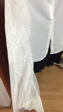 第一次买这个牌子的衣服，袖子设计好看，但有点不舒服，整体还不错