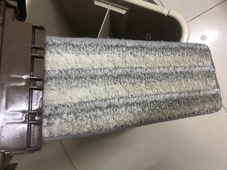 关注了很久才下手的，果然不负众望，非常满意！在买这个之前用的是海绵拖把，坐标南方沿海城市，全屋瓷砖，海绵拖把一是拖把头有点小，全屋拖完有点慢，二是容易发霉，拖把头也得经常换。所以在这款和另一款免手洗的中间纠结，最终入手这款。首先是这个桶，要比想象的高，因为是要保证能洗到整个拖把的，桶和拖把用料都很好，结实耐用。用起来操作很方便，洗的时候稍微会溅出一点水，动作轻点就还好，水挤的还行，还是会有点湿，拖起来快，重点是还很干净，沙发底下什么的也很方便拖到，拖完拖把也洗的很干净，晾干了也不发霉。吸水性方面，平时小孩尿在地上拖一下完全能hold住。要是多搞点活动更优惠点，再多送个替换的头就更好啦！