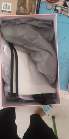 快递服务很好，鞋子也很漂亮，买的大了一号又换了个小的，很满意