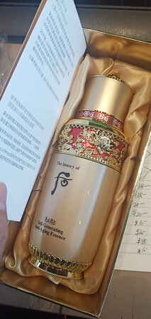 瓶身是塑料的，拿起来不是很重，原来买过一款后的精华瓶身是玻璃的，比较重，这款第一次买。