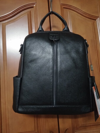 外观颜值：低调有内容
材质手感：挺舒服的
容量空间：旅行方便装相关用品
适用场合：短途旅行，通勤
其他特色：小格子挺多的，方便