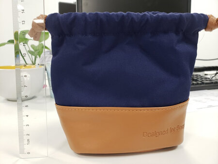 颜值很高的包包！比想象中的小一些！里面有一层绒应该能保护好相机