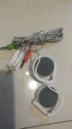 包装不错，没来得及好好试，初试觉得听声音很清晰，戴左耳朵上比扣耳式和耳塞式舒服。