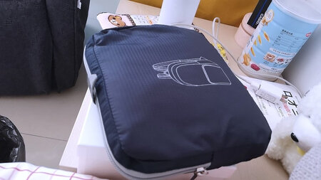 外观挺好，就是后面的扣有点繁琐。不他会弄，也可能是安全吧！客服很好，还有赠送东西。谢谢！