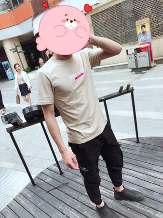 衣服料子很柔软，穿着很舒服，颜色也很百搭，很喜欢