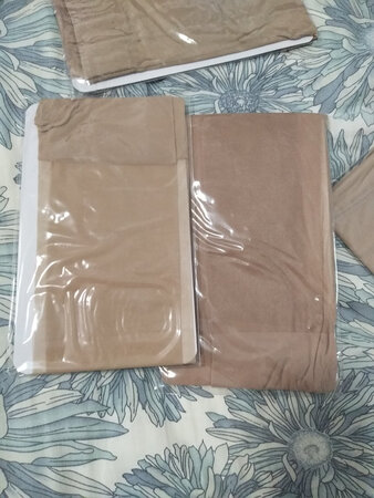 收到的时候就是打开的，混装，还有色差。打开里面就是皱巴巴的。看着我就生气。有色差的袜子连味道都不一样，一打开就香的死人。是被哪位香美人穿过之后再高价卖出的吗？亲身体验，各种混装，质量不一，还有勾坏的。最生气的京东购物。