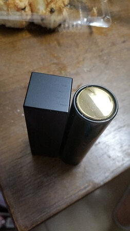 口红只能说还可以，有一支生产日期有点久，双十一买的，物流也挺快。