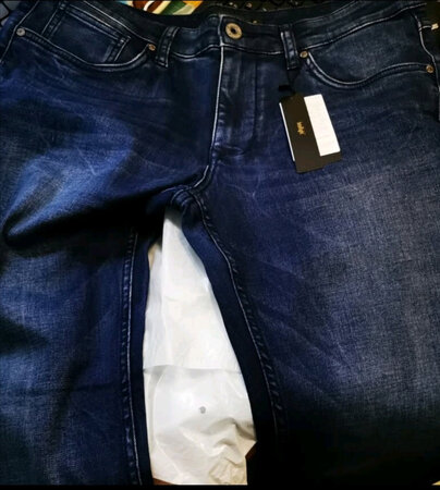 这个牛仔裤非常好，很有弹性，也挺厚实的，正好现在天凉了穿着正合适！颜色正，质量很好，关键是还便宜，加上优惠活动，这个价格买到真是赚了，老公都夸 会买，哈哈，一下买了两条，都非常满意，以后还会买这个品牌的衣服，京东送货快服务好没得说