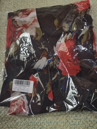 选择几家商品，终于下手买这件衣服，花色喜欢，快递如期送到。但是苗条身材穿的，老年人要买到合身的不容易啊！