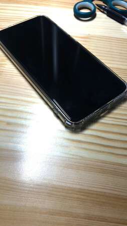 之前给家人买了一部，这一次又买了，手感不错，用起来挺好，字体够大，声音够响，操作简单，快递服务很周到，待机时间长，拍照清晰，自拍自带美颜也都是常规功能，性价比高，父母都挺满意，好评，比较适合用的软件不多，看看新闻视频拍拍照聊聊天的人群～