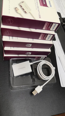 经同事推荐，一次买了6个，这是一款一分四的usb分线器。分线器做工很好，银色的的外观，简约漂亮。买的一米的长度的，建议还是买长一点的好用。usb2.0的，传输速度还是很快的，可用于电脑或者别的HUB和设备，在usb接口不够用的时候 或者需要扩展的时候，使用这款可用于供电和数据传输，即插即用，强烈推荐。